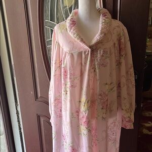 Elegant Floral Pink Women's Robe Size Medium Front Zipper Quilted Collar and Cuf